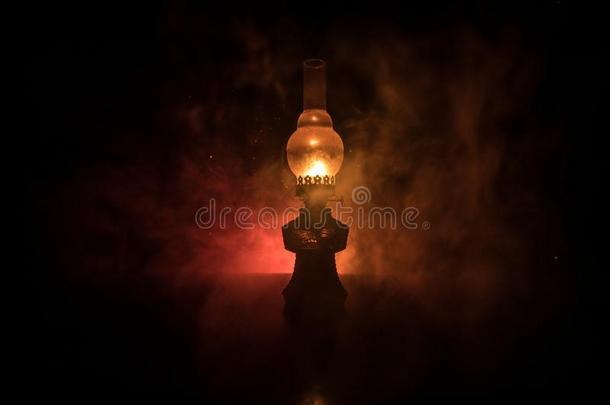 油灯照明在上面指已提到的人黑暗或燃烧的煤油灯后面