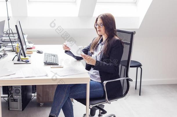 工作的女人向椅子采用办公室
