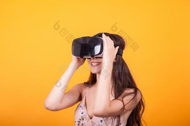 <strong>微笑</strong>幸福的女人获得经验使用VirtualReality<strong>虚拟现实</strong>-戴在头上的耳机或听筒眼镜关于