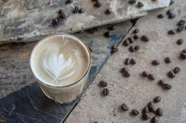 咖啡豆是（be的三单形式被吸引住迅速地后的我们喝咖啡豆和我们re奋发努力的