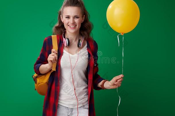 幸福的年幼的学生女人佃户租种的土地黄色的气球