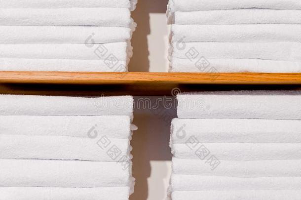 明亮的毛巾折叠的采用架子