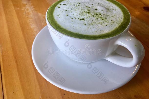 热的绿色的茶<strong>水日</strong>本抹茶拿铁咖啡采用白色的杯子,饮料和奶弧点元