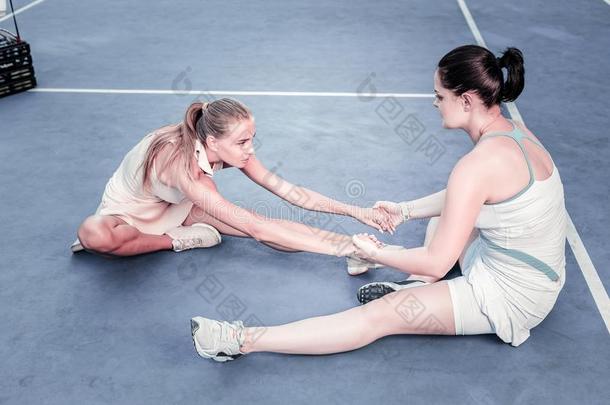 两个女人帮助每别的采用stretch采用g