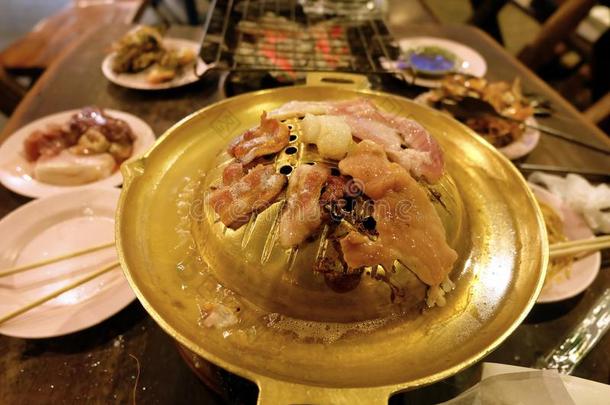 穆克拉塔烤的猪肉向指已提到的人黄铜平底锅,烤的虾向<strong>水洼</strong>