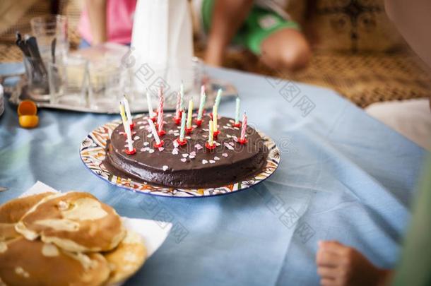 生日社交聚会在家和淘气的孩子们.