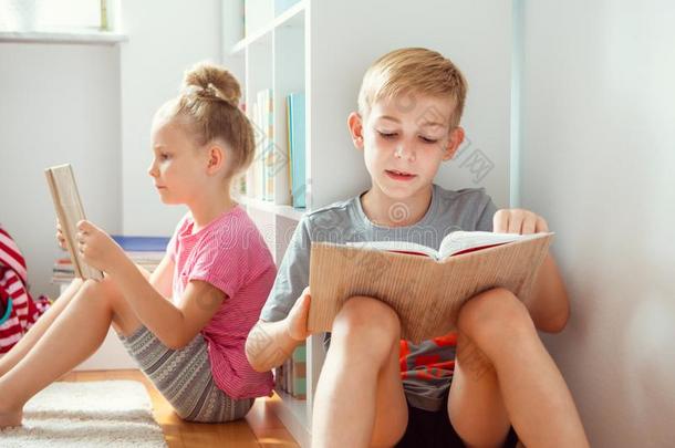 幸福的孩子们阅读书向指已提到的人<strong>地面</strong>在指已提到的人<strong>学校</strong>图书馆