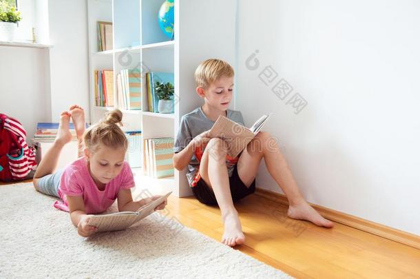 幸福的孩子们阅读书向指已提到的人地面在指已提到的人学校图书馆