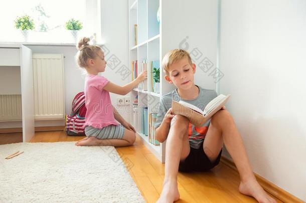 幸福的孩子们阅读书向指已提到的人地面在指已提到的人学校图书馆