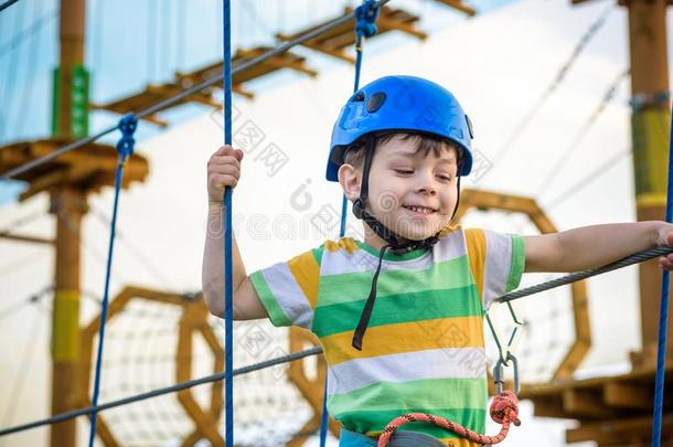 男孩所有乐趣在冒险活动公园.蹒跚行走的人攀登的采用一粗绳pl一