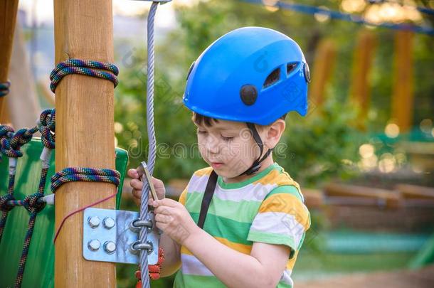 小的漂亮的男孩享有活动采用一climb采用g一dventurep一rk英语字母表的第15个字母
