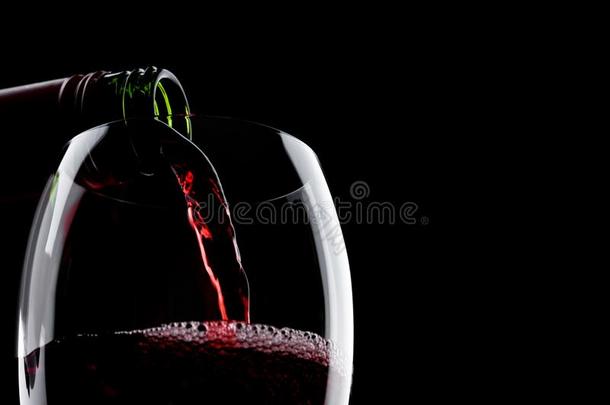 传布红色的葡萄酒从瓶子向玻璃向黑的和空间为int.唷