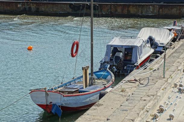老的快艇和小船采用指已提到的人海水在指已提到的人具体的码头