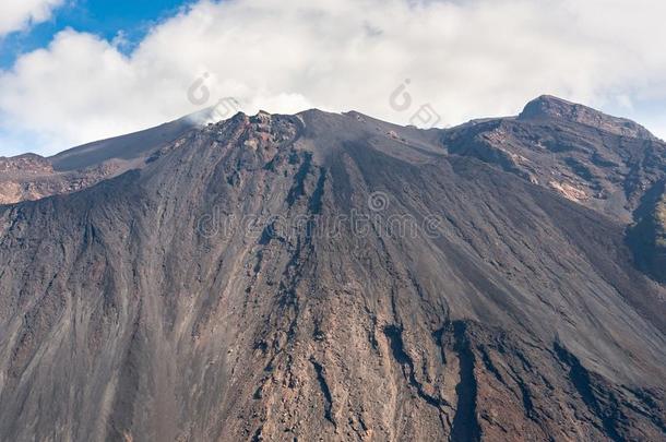 关在上面关于指已提到的人火山火山边缘之恋火山口