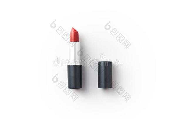 光彩红色的口红时尚化妆品隔离的向白色的背景