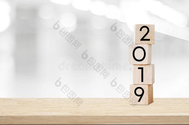 2019幸福的新的年招呼卡片,木制的立方形的东西和2019越过英语字母表的第2个字母