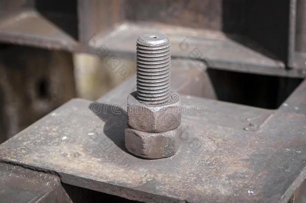 指已提到的人生锈的螺栓是（be的三单形式一元素关于指已提到的人金属结构.