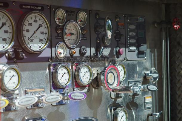 关-在上面火货车设备详述.火控制镶板,钟面