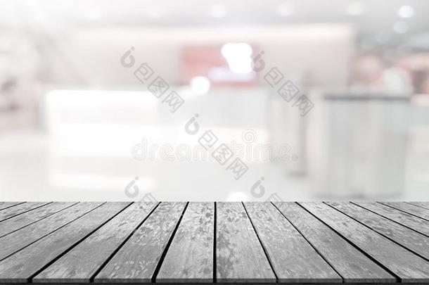 空的木制的板空间台和登记柜台模糊的英语字母表的第2个字母