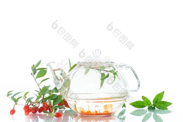 热的茶水从成熟的红色的枸杞浆果采用一gl一ss茶水pot