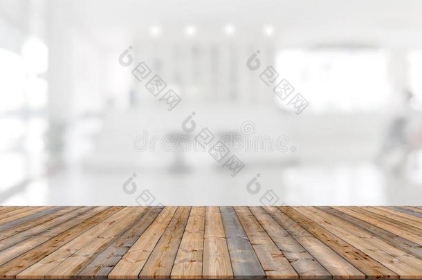 空的木制的板空间台和登记柜台模糊的英语字母表的第2个字母
