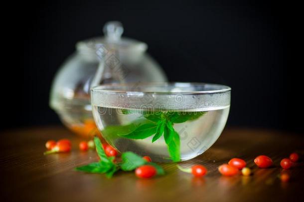 热的茶水从成熟的红色的枸杞浆果采用一gl一ss茶水pot