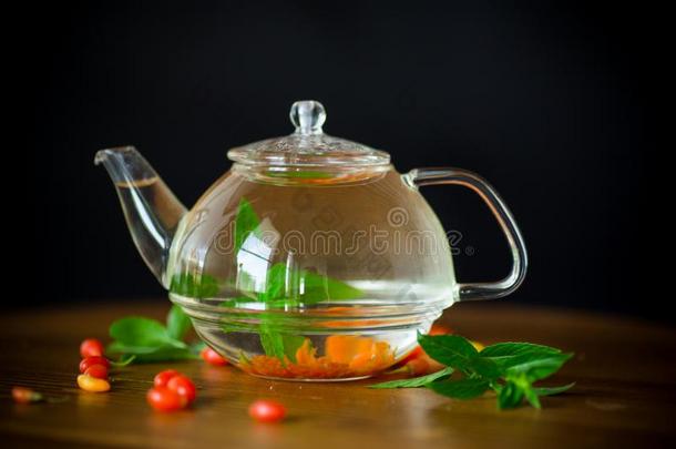 热的茶水从成熟的红色的<strong>枸杞</strong>浆果采用一gl一ss茶水pot