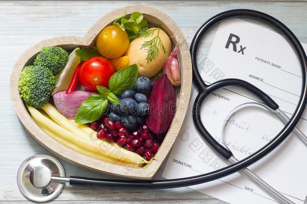 健康的食物采用心听诊器和医学的药方日常饮食
