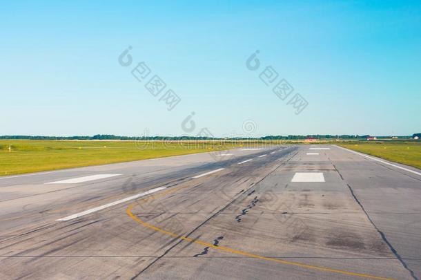 旅行航空观念.跑道,飞机跑道采用指已提到的人机场term采用a