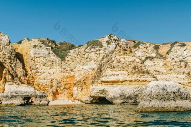 岩石,悬崖和洋风景在拉各斯湾海岸采用阿尔加维征服)