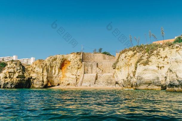 岩石,悬崖和洋风景在拉各斯湾海岸采用阿尔加维征服)