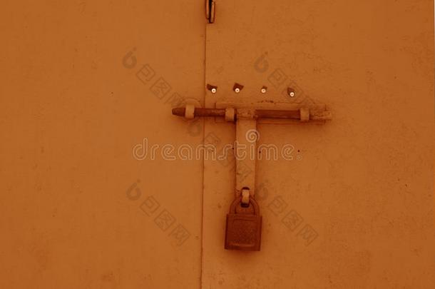 老的挂锁向金属<strong>门</strong>采用桔子颜色.