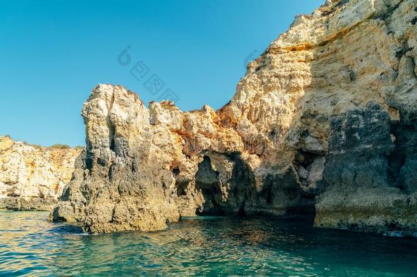 岩石,悬崖和洋风景在拉各斯湾海岸采用阿尔加维征服)