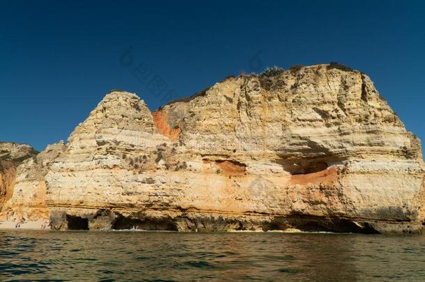 岩石,悬崖和洋风景在拉各斯湾海岸采用阿尔加维征服)