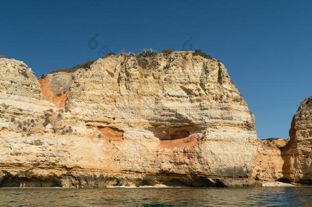岩石,悬崖和洋风景在拉各斯湾海岸采用阿尔加维征服)