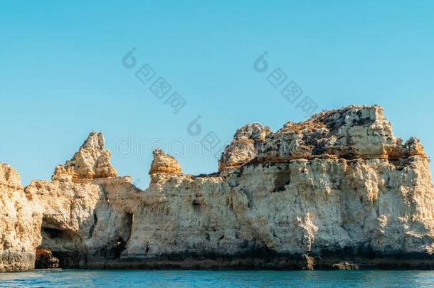 岩石,悬崖和洋风景在拉各斯湾海岸采用阿尔加维征服)