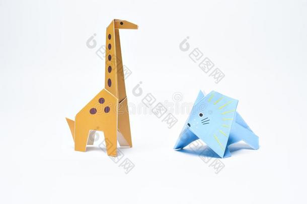 折纸手工长颈鹿和蓝色狮子