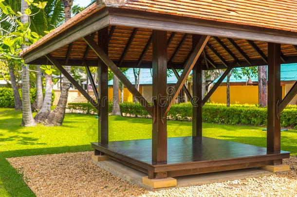 美丽的木制的眺望台采用热带的自然采用泰国