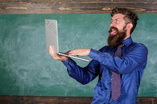 低到臀部的教师眼镜拿住便携式电脑已经通过的距离了解