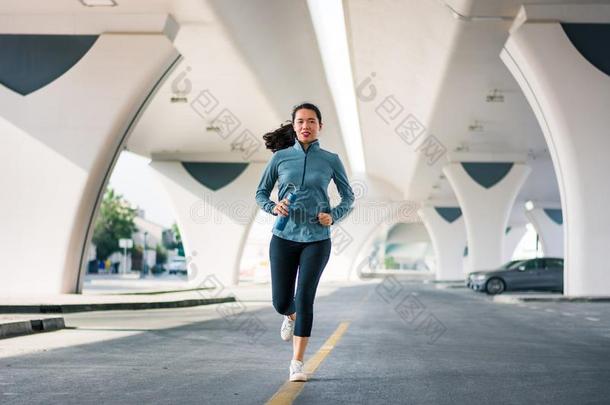 女孩跑步发出<strong>吼叫</strong>声指已提到的人桥采用都市的地区