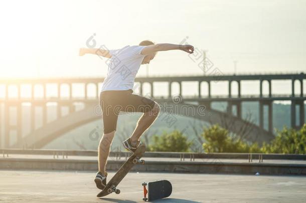 滑板运动员做一<strong>戏法</strong>采用一跳一t日落.