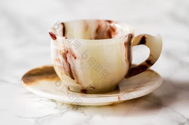 咖啡豆杯子放置和棕色的大理石模式向白色的