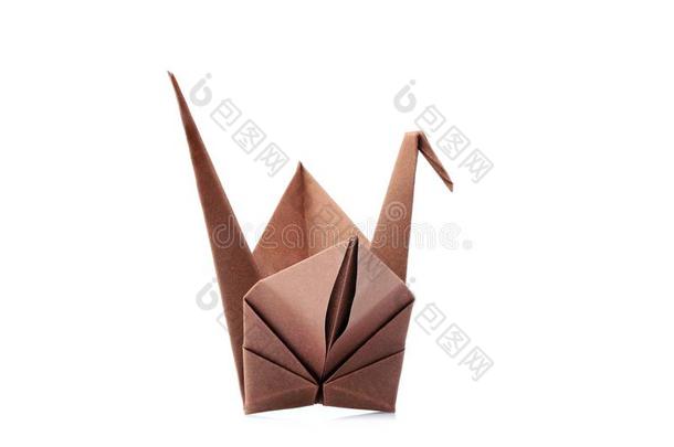 棕色的折纸手工吊车,折纸手工鸟隔离的.