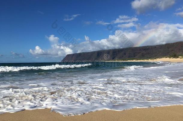 和平的洋波在小儿麻痹症海滩向考艾岛岛,美国夏威夷州.