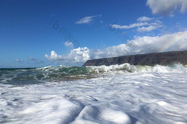 和平的洋波在小儿麻痹症海滩向考艾岛岛,美国夏威夷州.
