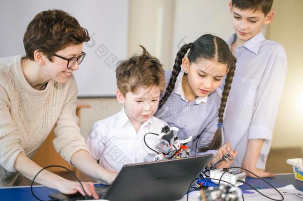 幸福的孩子们学习规划使用便携式电脑向课外活动