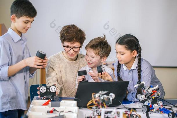 幸福的孩子们学习规划使用便携式电脑向课外活动