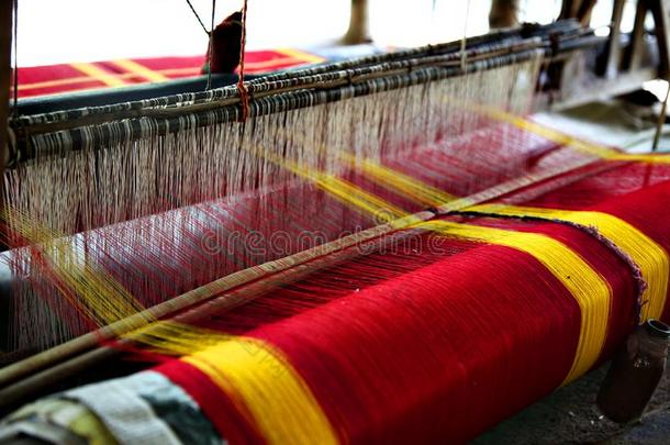 自家制的编用过的为传统的木材织布机制造一孟加拉人