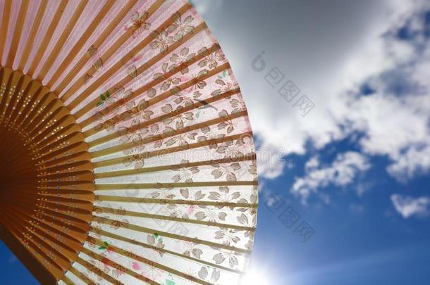 中国人手扇子和天和阳光采用背景