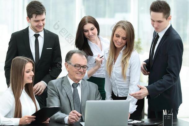主管和商业队有样子的在便携式电脑屏幕.